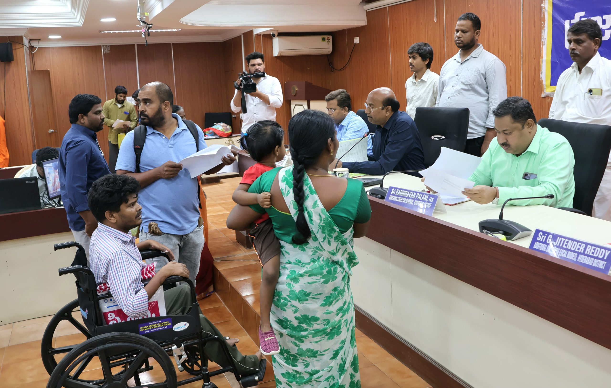 प्रजावाणी कार्यक्रम में शिकायतें सुनते अधिकारी