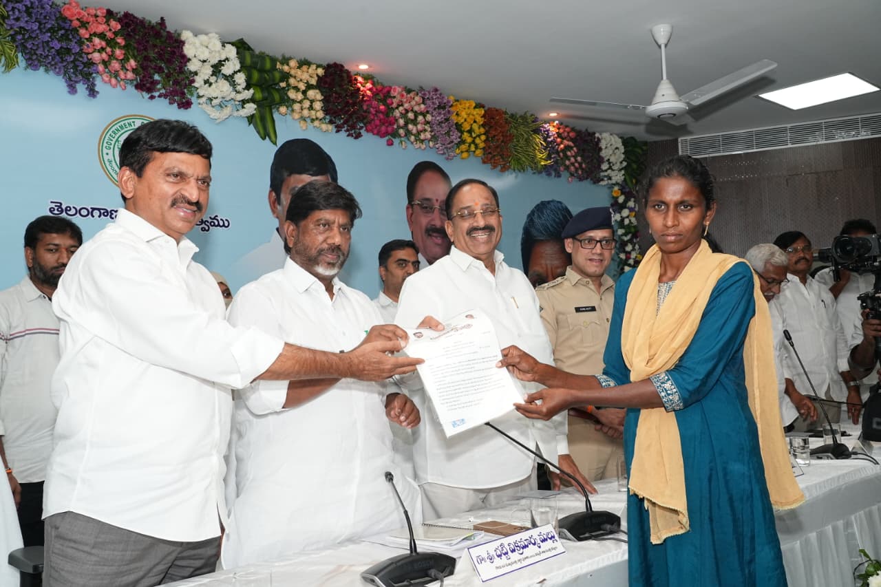 खम्मम में गरीबों को हाउस साइट पट्टे वितरित करते उपमुख्यमंत्री