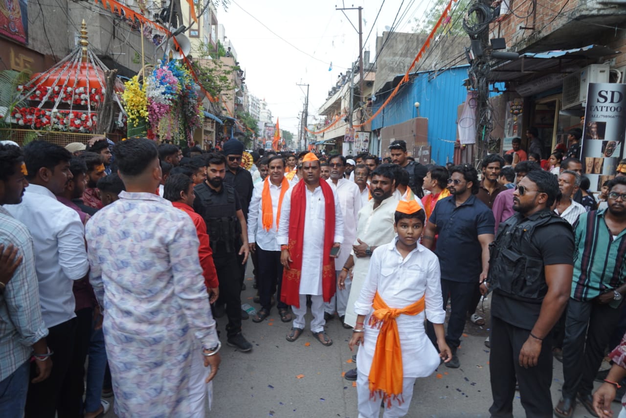 श्रीराम नवमी पालकी यात्रा में झांकियों और श्रद्धालु