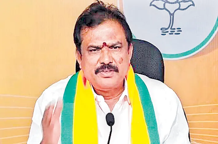 किसान कर्ज माफी पर मीडिया से बात करते पायल शंकर