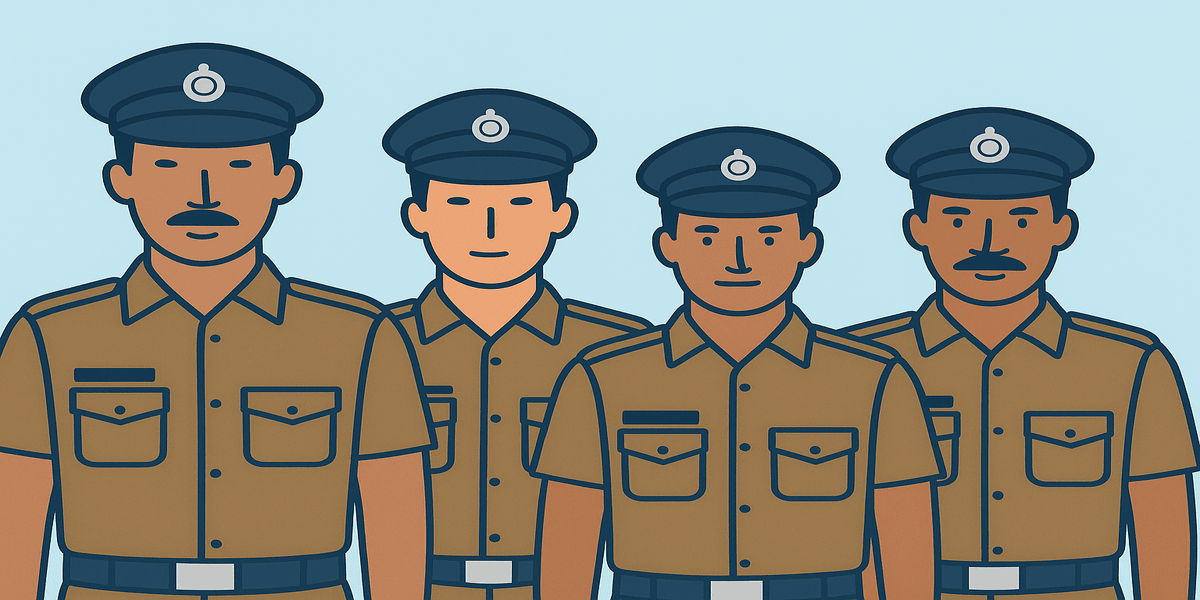 हेड कांस्टेबल पदोन्नति आदेश जारी करते अधिकारी