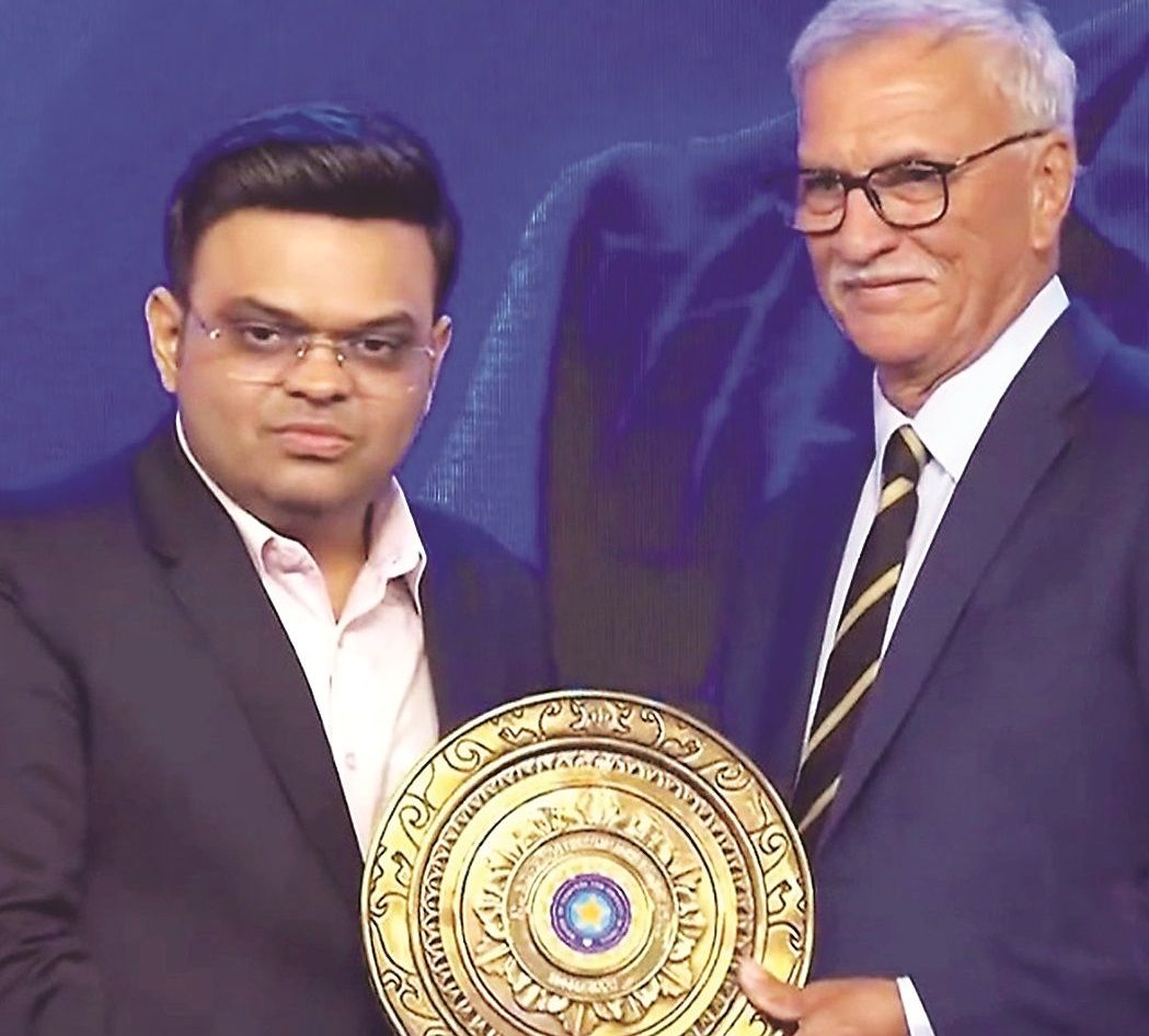 शुभमन गिल और स्मृति मांधना पुरस्कार समारोह में सम्मानित होते हुए