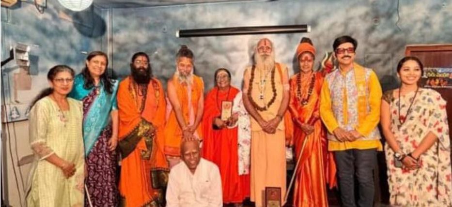 गुरुस्थान में आध्यात्मिक गुरुओं के साथ सामूहिक ध्यान