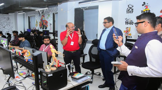 संजय जाजू आईआईसीटी परिसर का दौरा करते हुए