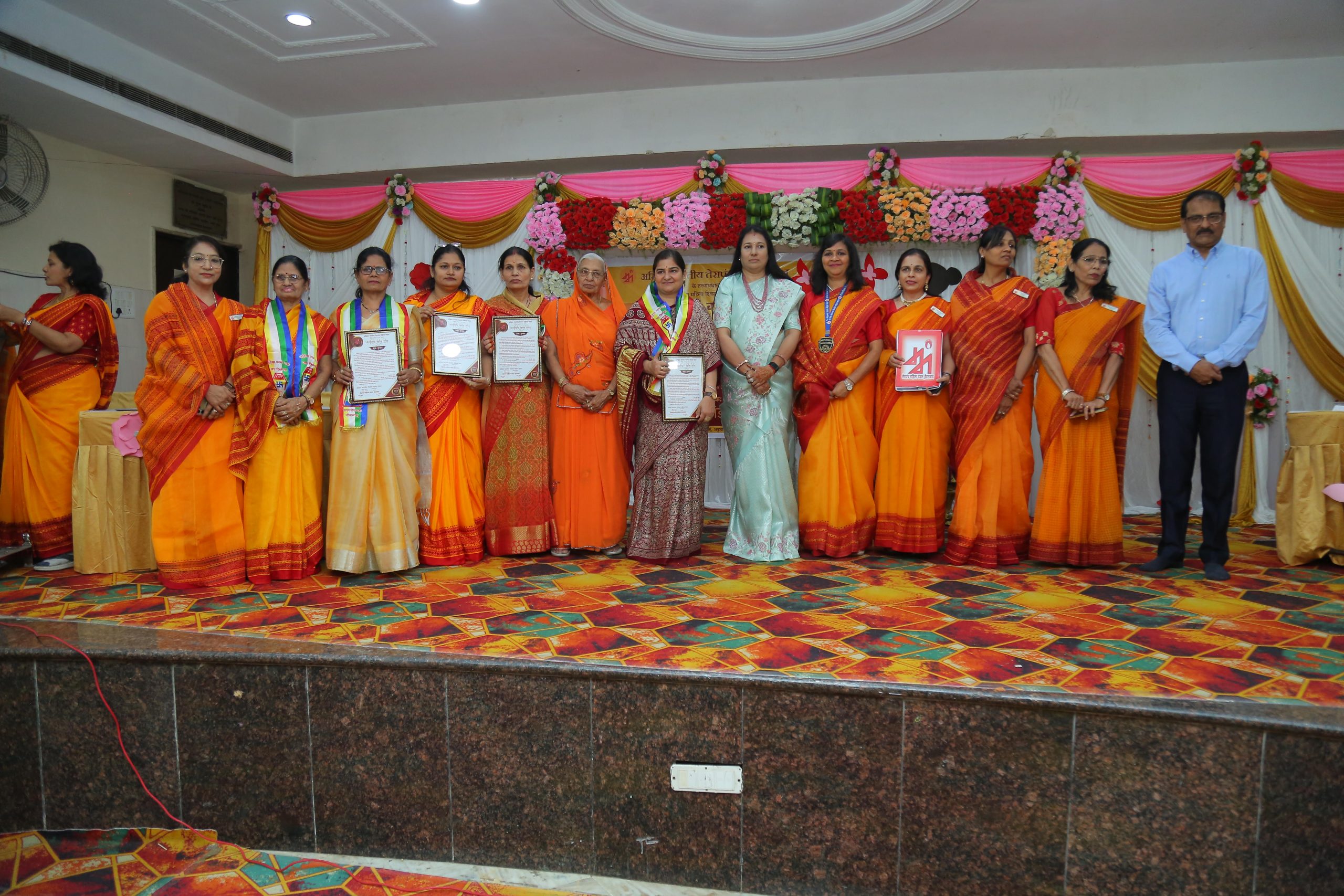 हैदराबाद में महिला दिवस कार्यक्रम का मंच और प्रतिभागी महिलाएँ