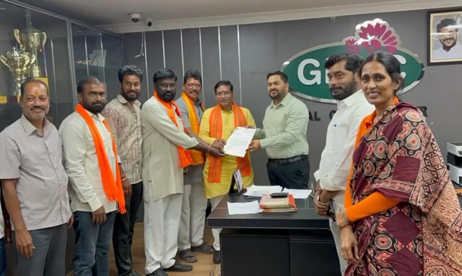 जीएचएमसी अधिकारी को ज्ञापन सौंपते विहिप प्रतिनिधि