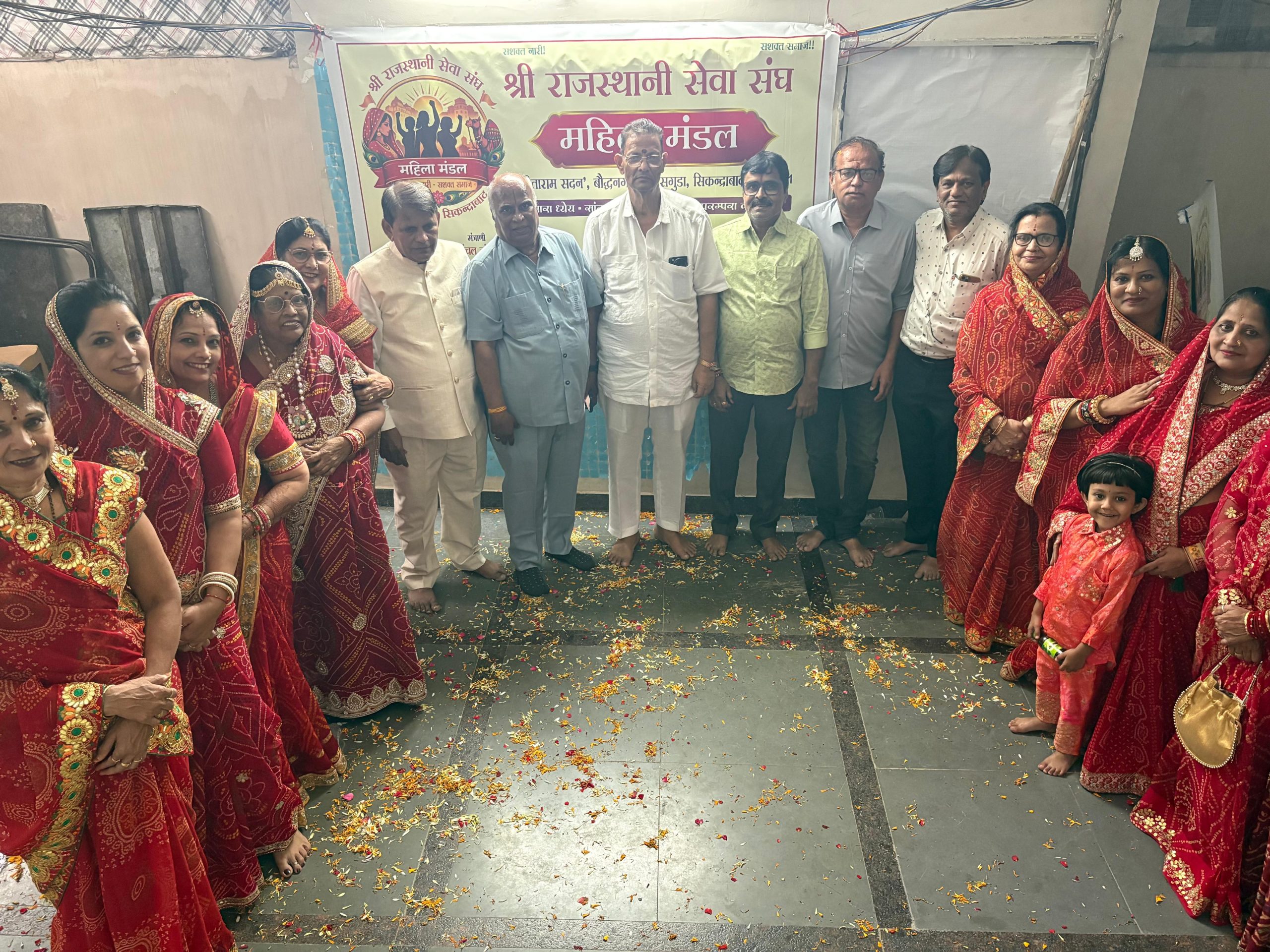 महिलाएं गणगौर उत्सव में पारंपरिक नृत्य करती हुई