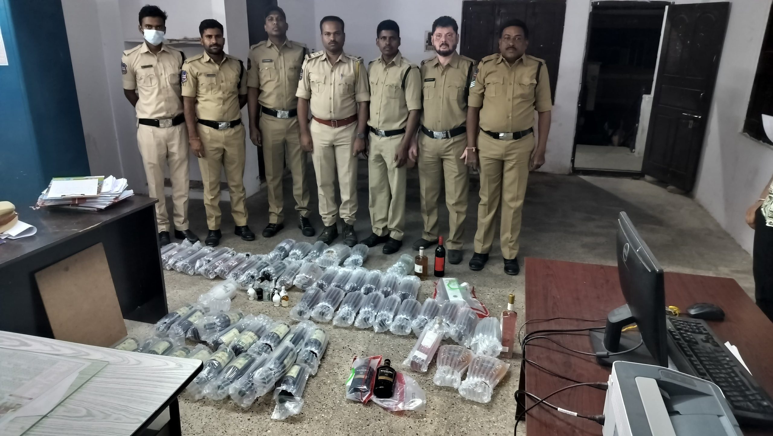 एसटीएफ ने एयरपोर्ट रूट पर 70 एनडीपीएल शराब की बोतलें जब्त कीं