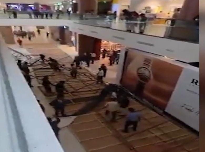 लेक शोर मॉल में सीलिंग गिरने से अफरा-तफरी