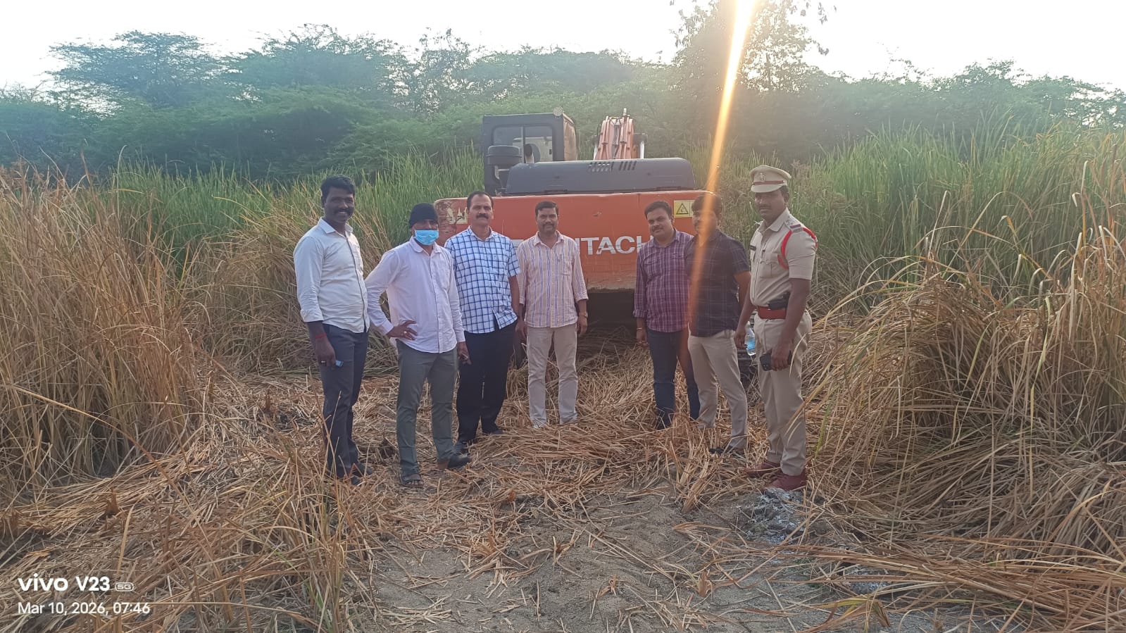 छापेमारी में जब्त रेत और खनन में इस्तेमाल वाहन