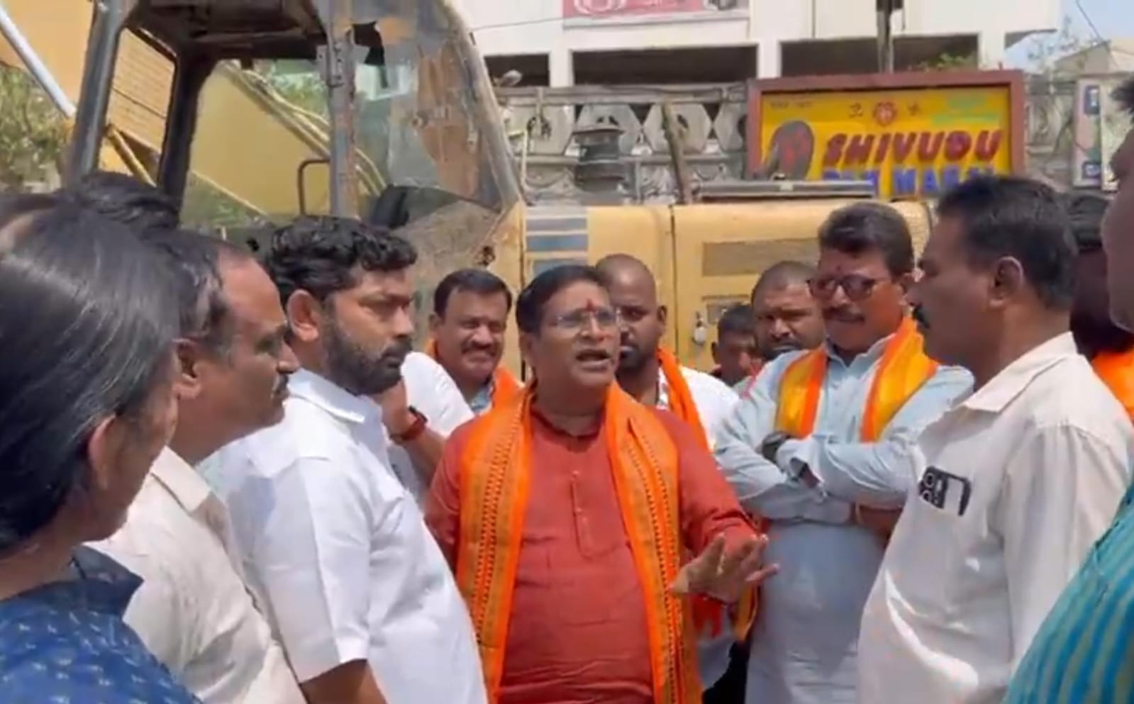 “सरूरनगर हनुमान शोभायात्रा मार्ग निरीक्षण करते विहिप सदस्य”