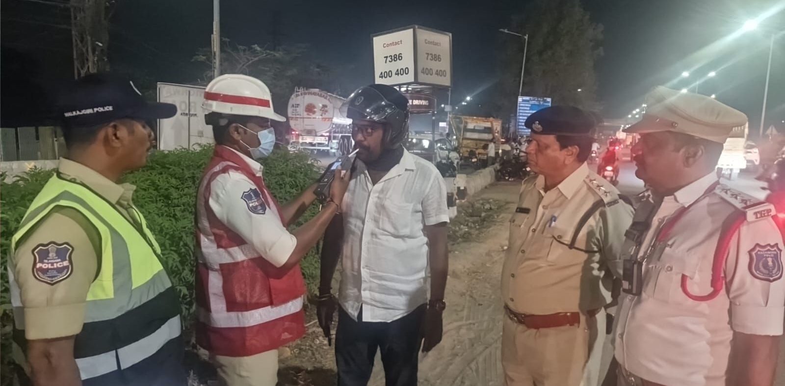 शराब पीकर वाहन चलाने वालों की जांच करती ट्रैफिक पुलिस