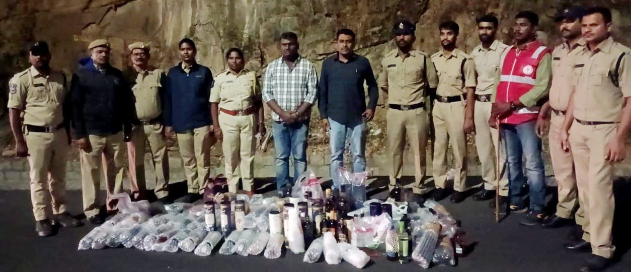 हैदराबाद में जब्त एनडीपीएल शराब की बोतलों का दृश्य