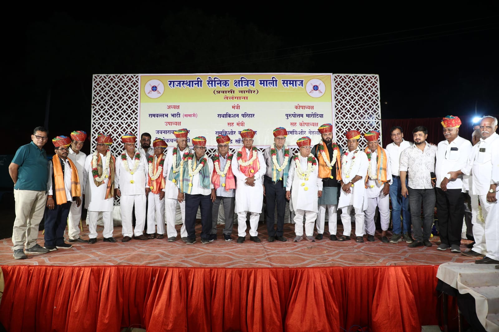 माली संघ के सदस्य डांडिया नृत्य करते हुए