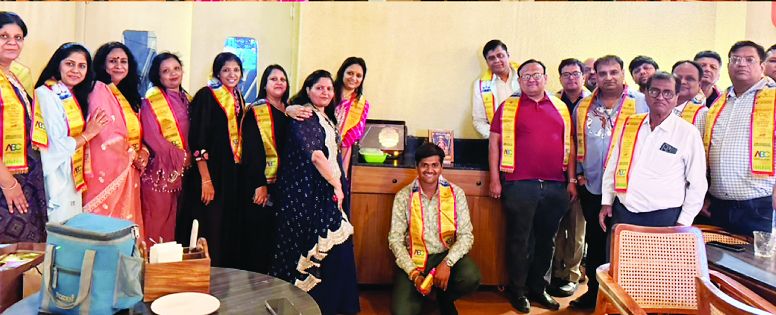 शाखा सदस्य और अतिथि कार्यक्रम में शामिल हुए