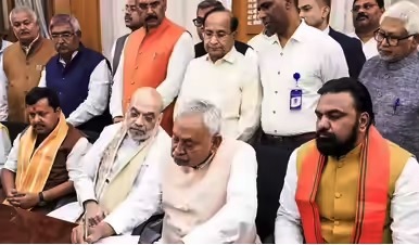 राज्यसभा के लिए नामांकन दाखिल करते नीतीश कुमार