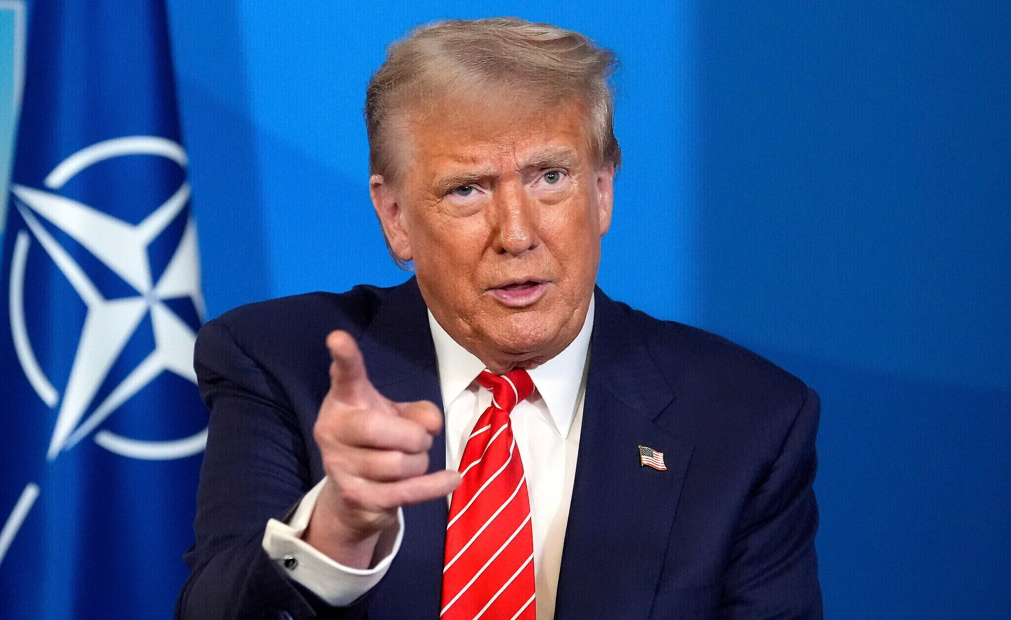 ट्रंप युद्ध के दौरान गुस्सा जताते हुए