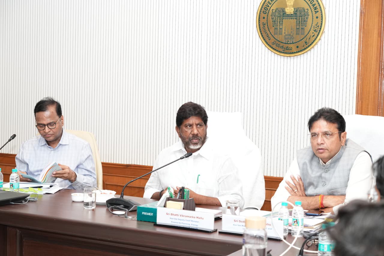 पूर्व बजट बैठक में बोलते उपमुख्यमंत्री भट्टी विक्रमार्का