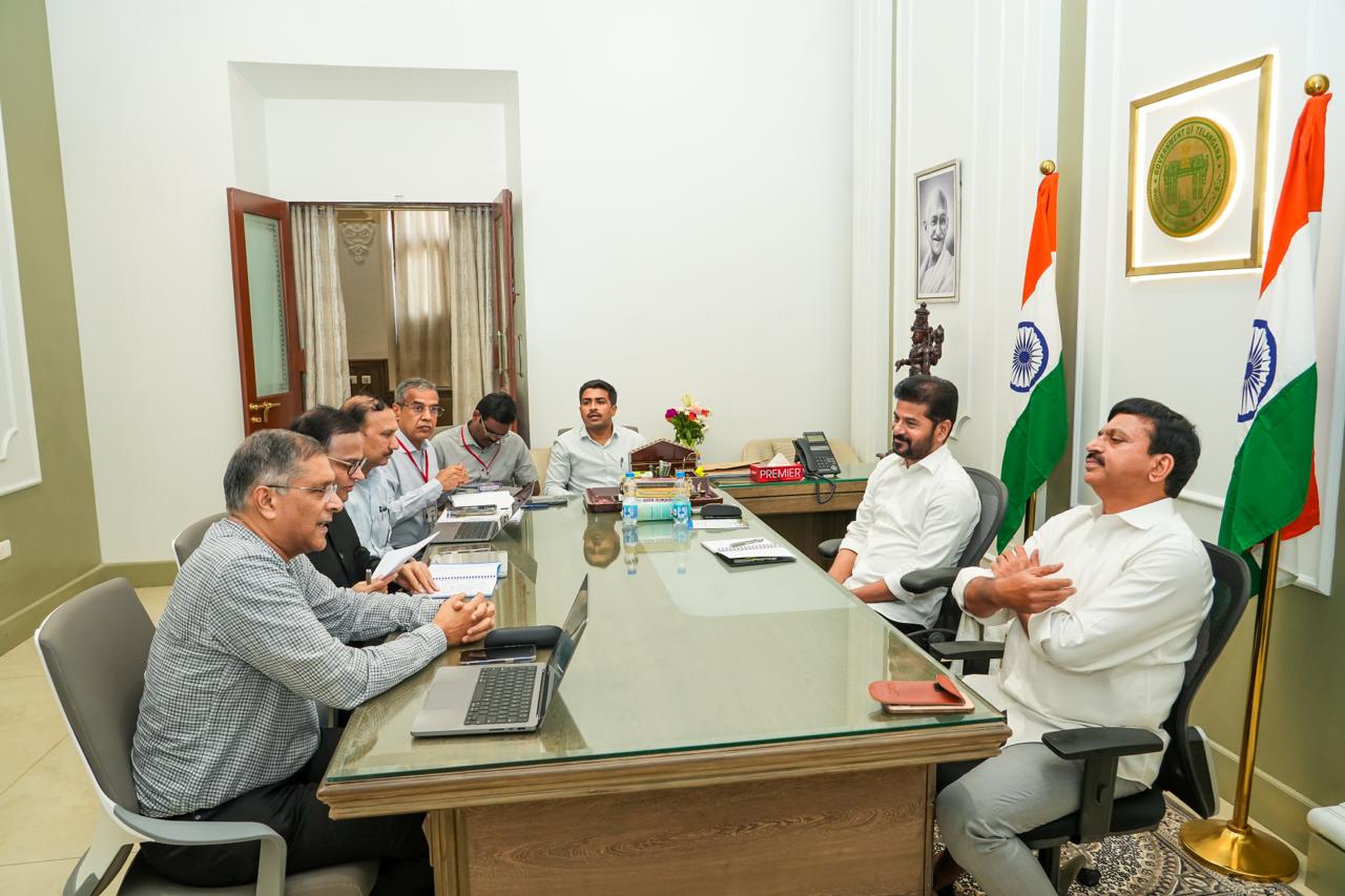 रेवंत रेड्डी और अरविंद सुब्रमणियन की बैठक