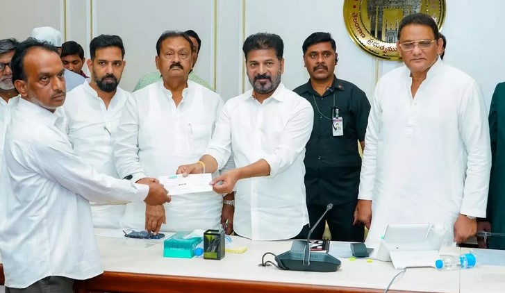 मदीना बस हादसा: सीएम रेवंत रेड्डी ने परिवारों को मुआवजा दिया