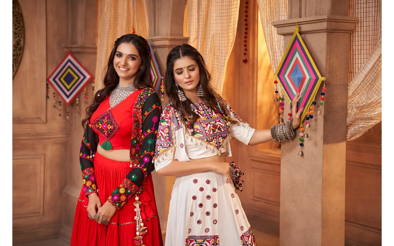 नवरात्रि में पारंपरिक साड़ी और कुर्ता पहने लोग