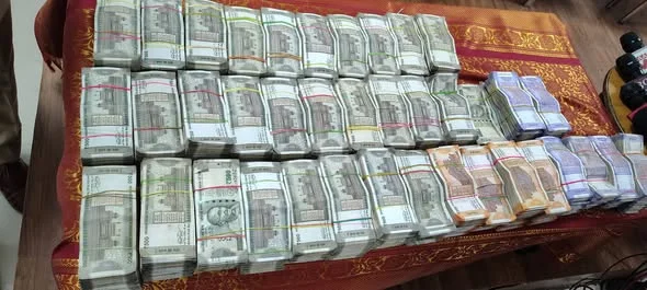 पुलिस द्वारा हवाला लूट के आरोपियों को गिरफ्तार करते हुए