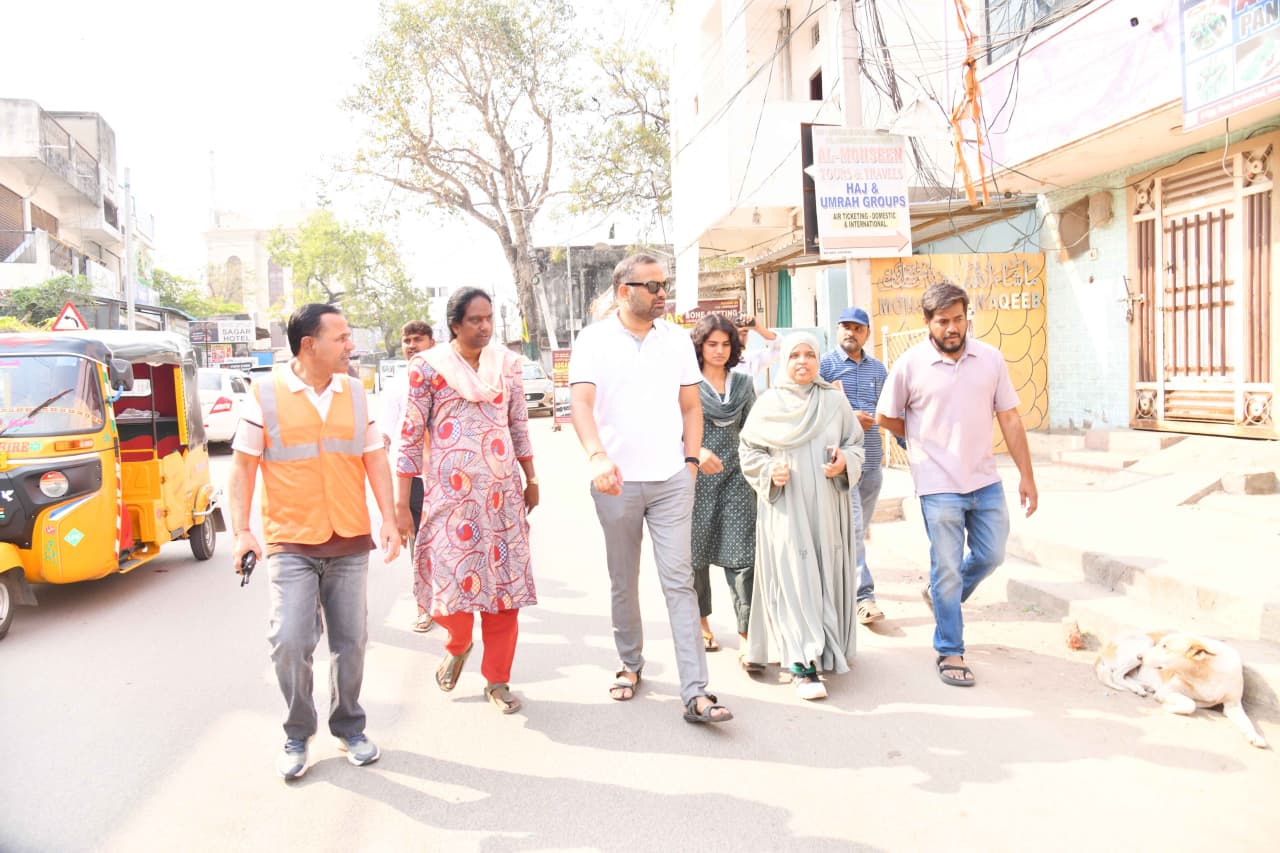 आयुक्त ई-वेस्ट ड्राइव और सफाई का निरीक्षण करते हुए