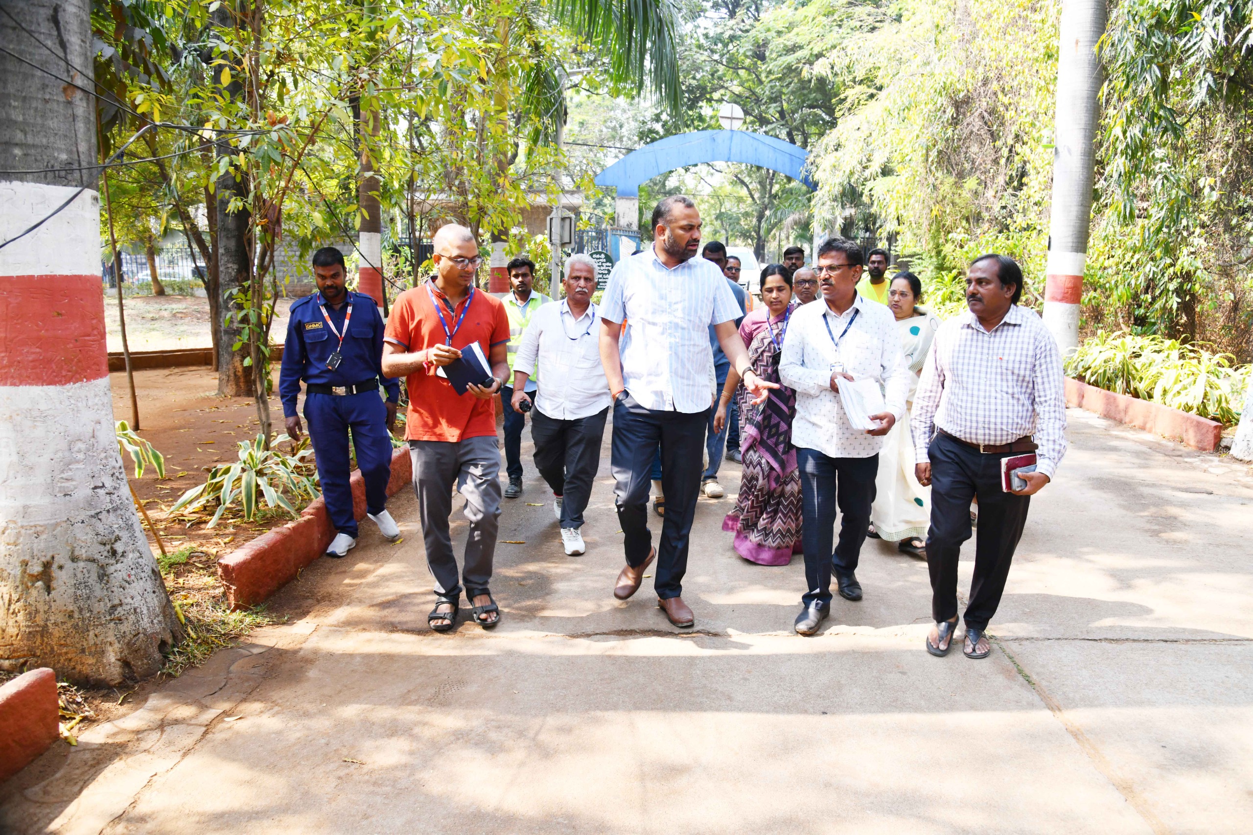 इंदिरा पार्क में निरीक्षण करते आयुक्त आर.वी. कर्णन