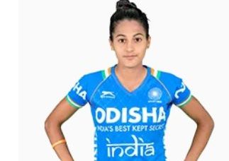 भारतीय महिला हॉकी टीम की मिडफील्डर बलजीत कौर अभ्यास में