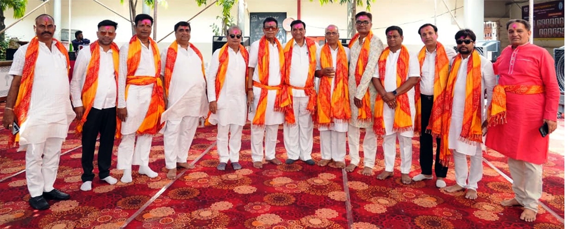 कटपीस क्लॉथ मर्चेंट्स होली मिलन समारोह का दृश्य