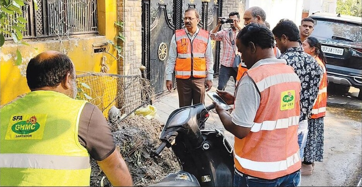 आयुक्त मल्काजगिरी क्षेत्र में निरीक्षण करते हुए