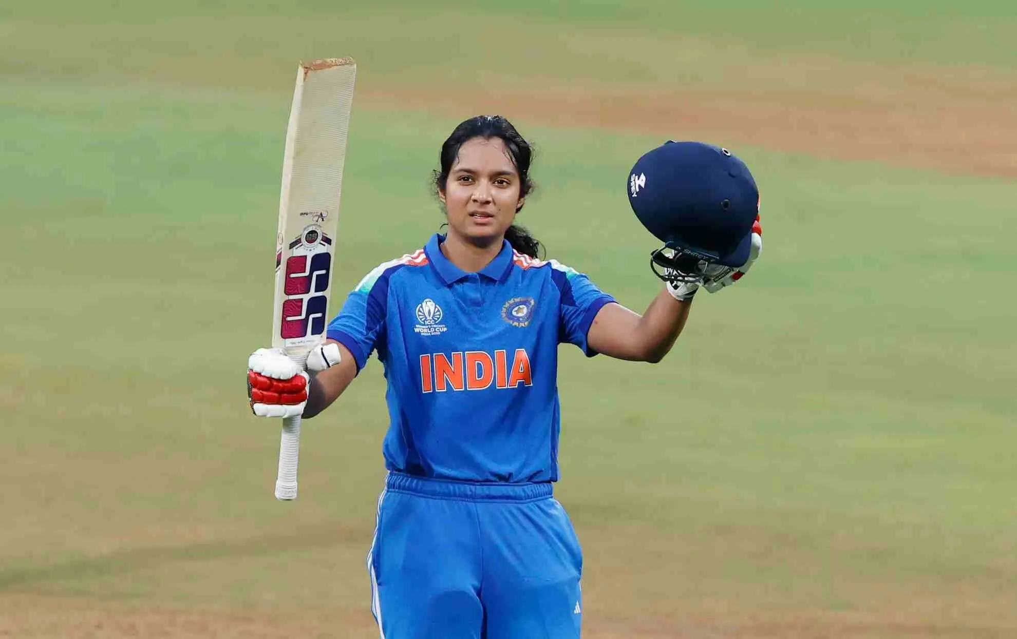 प्रतिका रावल पुरस्कार लेते हुए अरुण जेटली स्टेडियम में