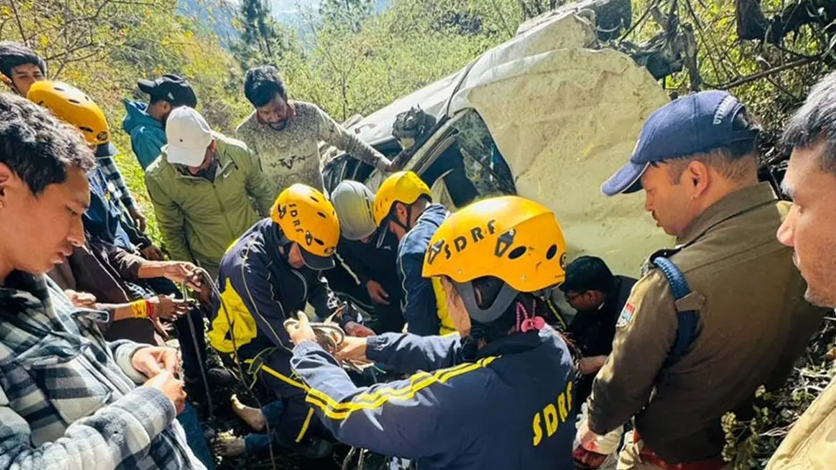 नैनीताल में खाई में गिरी कार, दो पर्यटक घायल और मृत