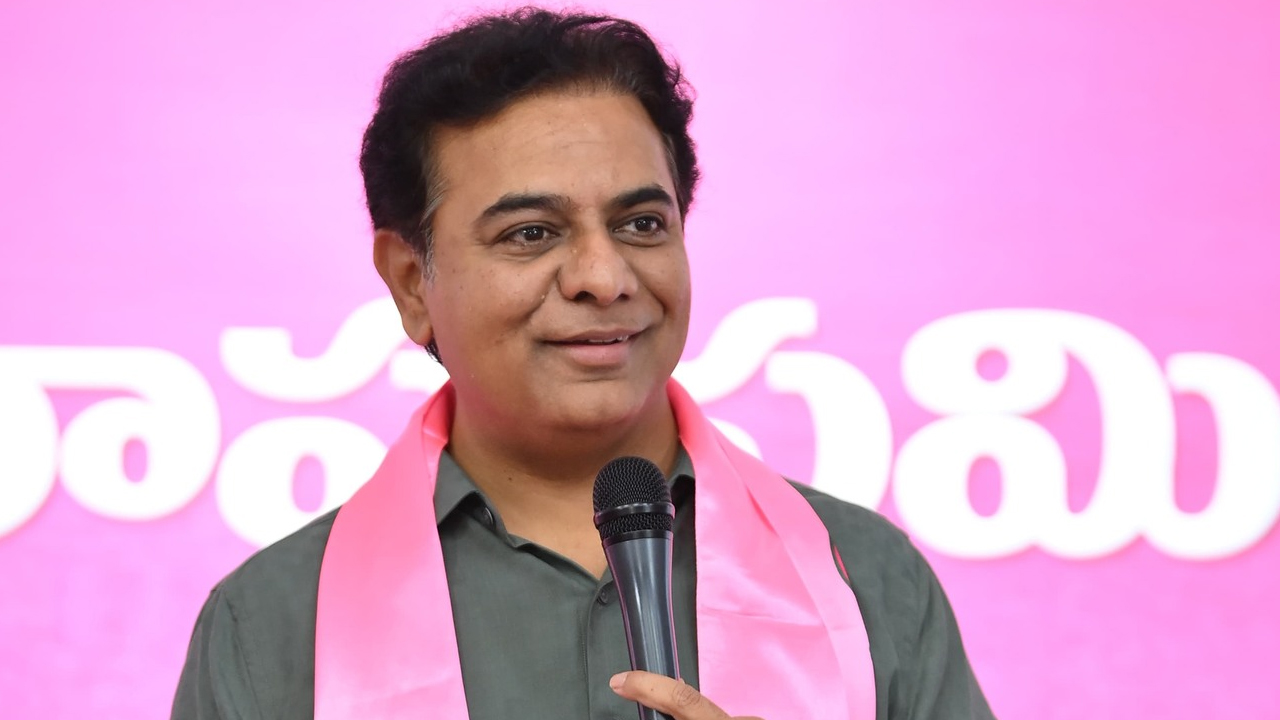 केटीआर मीडिया को संबोधित करते हुए