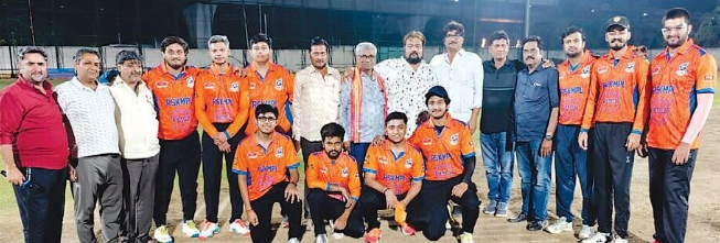 अत्तापुर टी20 क्रिकेट मैच के दौरान खेलते खिलाड़ी