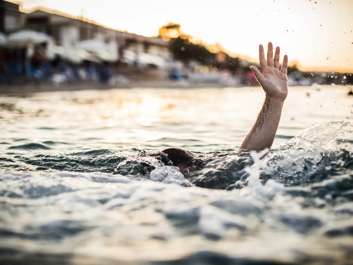 तालाब में डूबने की घटना के बाद पुलिस की मौजूदगी