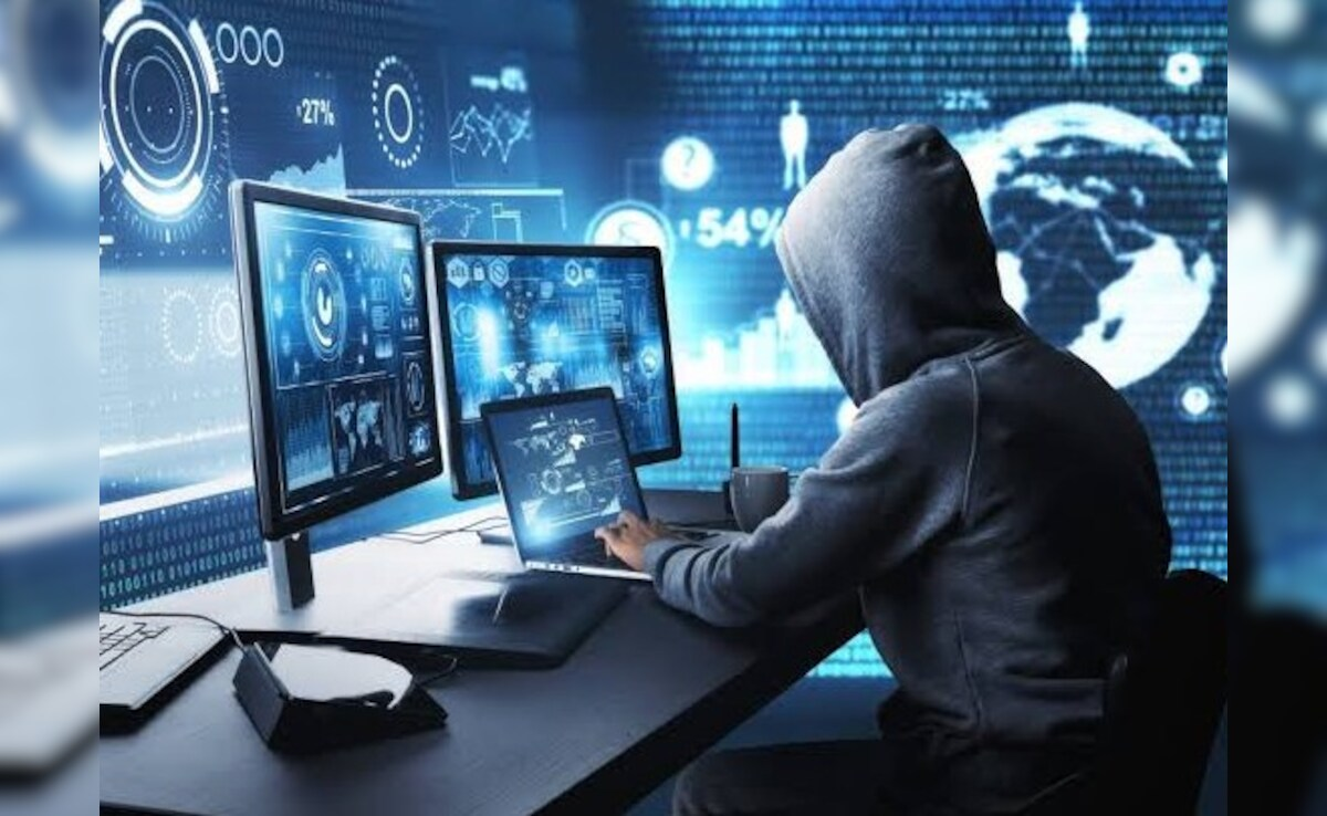 साइबर ठगी के मामले में जांच करती पुलिस