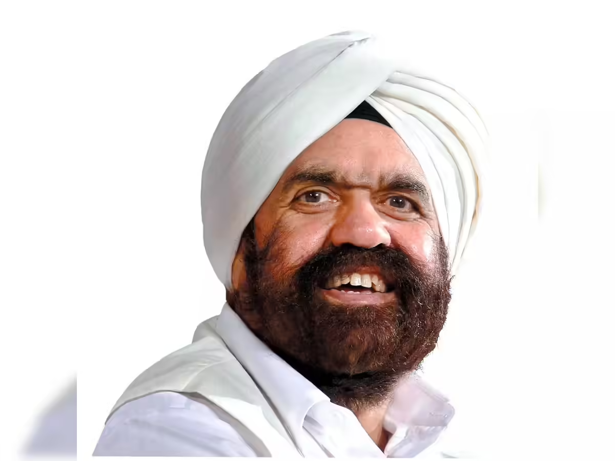 संत राजिंदर सिंह महाराज ध्यान और प्रवचन देते हुए