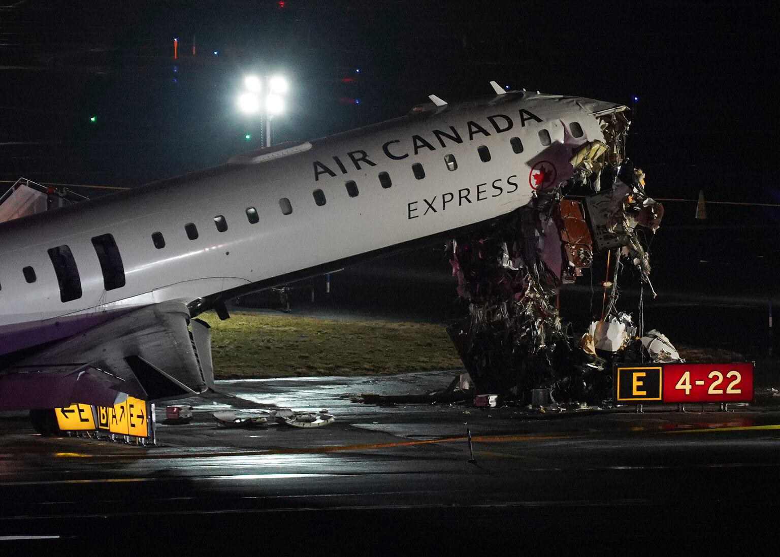 एयर कनाडा विमान के टकराव का दृश्य, विमान के सामने का हिस्सा क्षतिग्रस्त