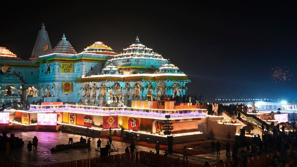 अयोध्या भेजे जा रहे प्रसाद से सजा वाहन