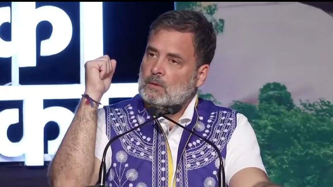 वडोदरा में आदिवासी सम्मेलन को संबोधित करते राहुल गांधी