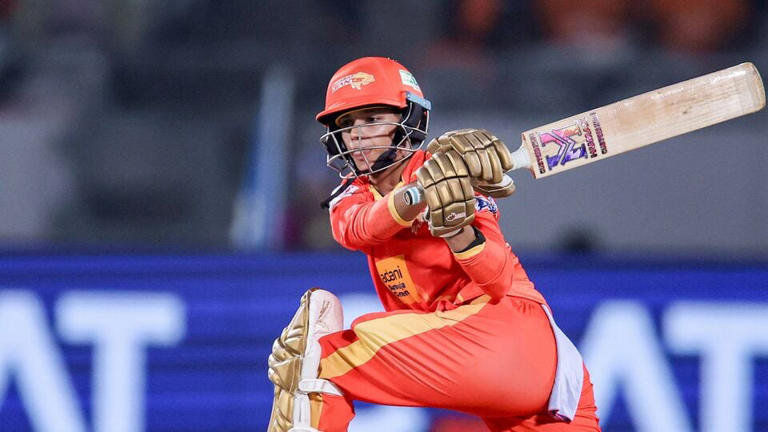 अनुष्का शर्मा भारतीय महिला क्रिकेट टीम के साथ