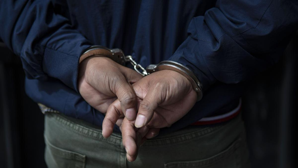 महू में दुष्कर्म आरोपी चिकित्सक के घर आगजनी का दृश्य