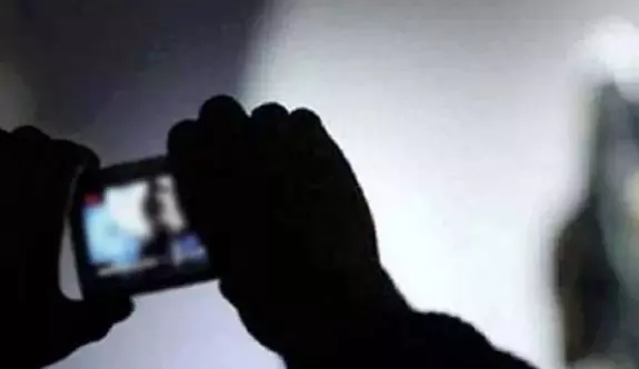 नहाते समय वीडियो बनाते युवक को पुलिस ने पकड़ा