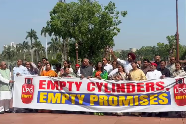 विपक्ष ने ‘एलपीजी संकट’ को लेकर संसद परिसर में प्रदर्शन किया और सरकार पर गंभीर