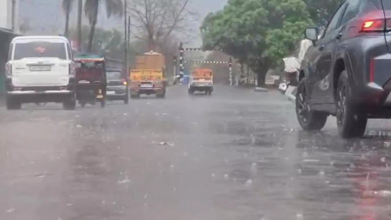 हैदराबाद में बारिश और ओलों से बदला मौसम, तापमान में गिरावट