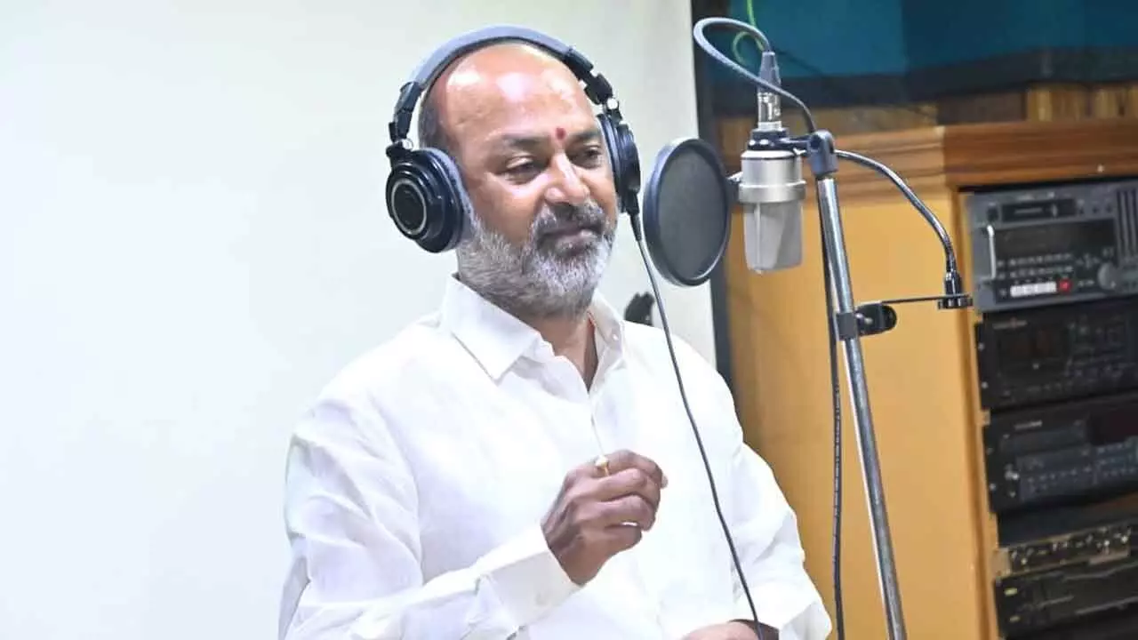 बंडी संजय कुमार गीत गाते हुए