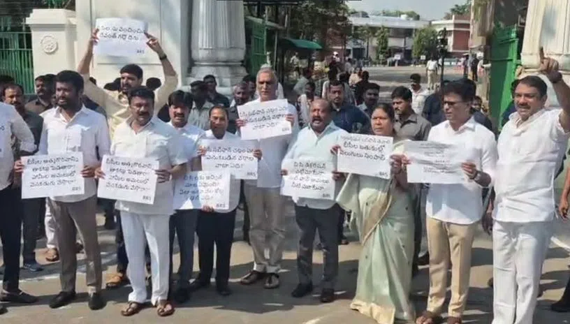 बीआरएस विधायकों का गनपार्क में बीसी आरक्षण प्रदर्शन