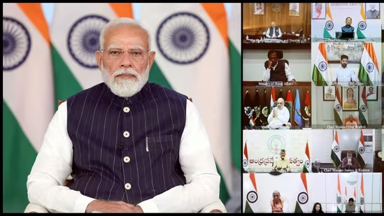 प्रधानमंत्री मोदी मुख्यमंत्रियों के साथ डिजिटल बैठक करते हुए