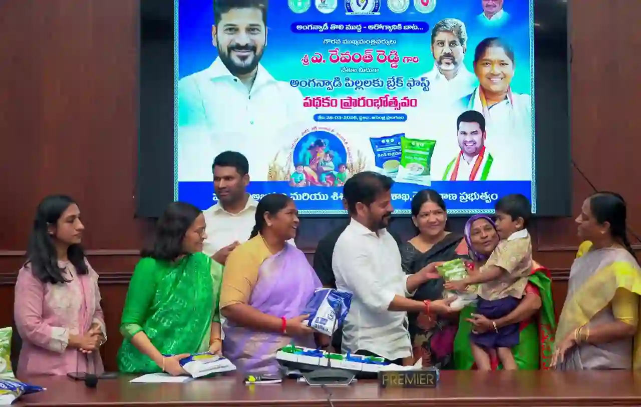 बच्चों को पौष्टिक आहार देते हुए कार्यक्रम का दृश्य